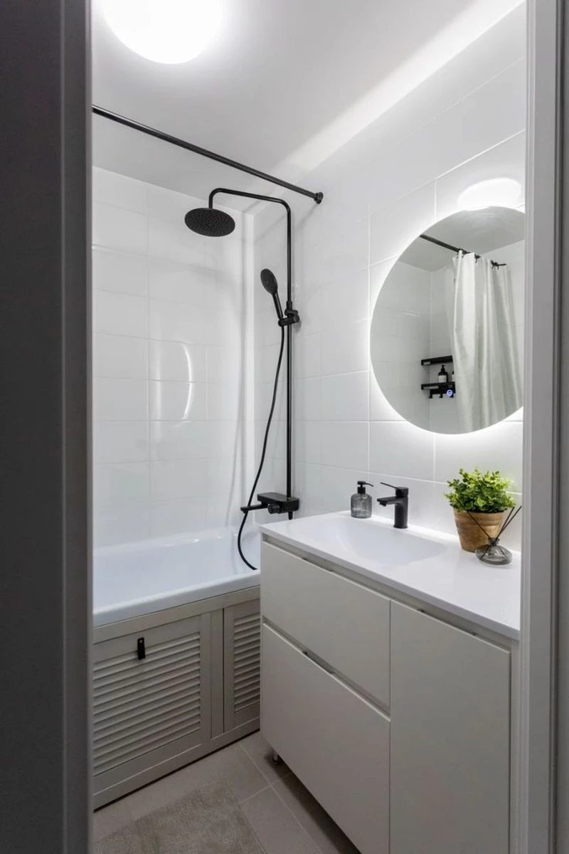 ванная с большим потолочным светильником и зеркалом с подсветкой