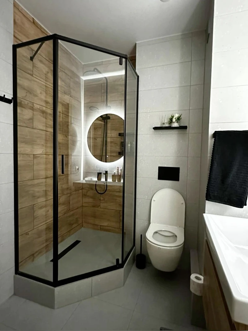 душевая с разноформатной плиткой