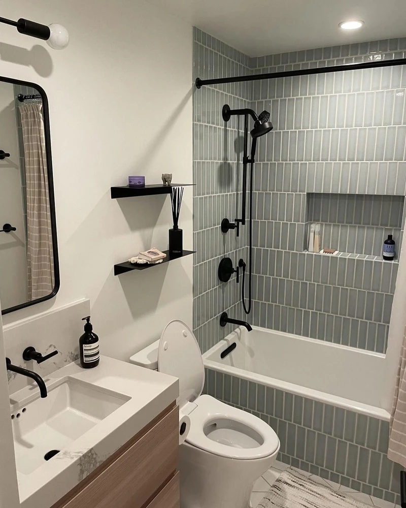 комната с акцентными смесителями и фурнитурой