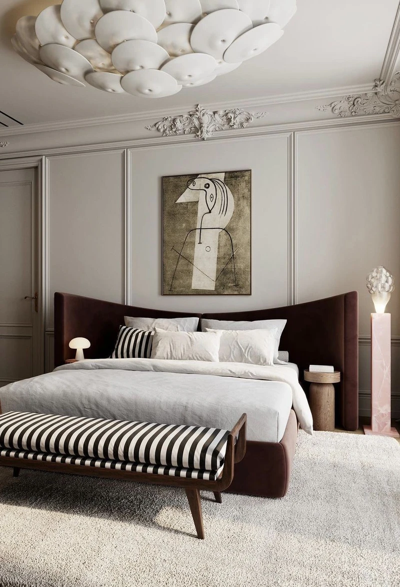 комната с бордовой кроватью