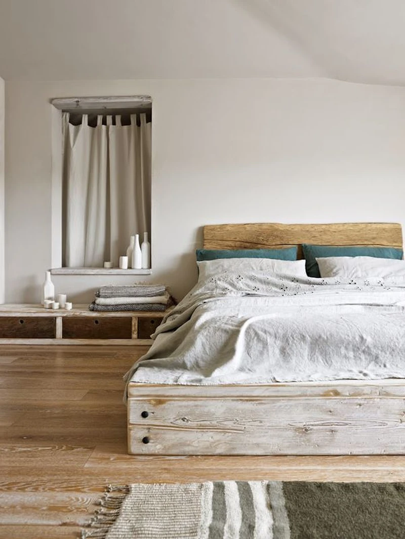 белая спальня в минималистичном стиле с деревянной кроватью